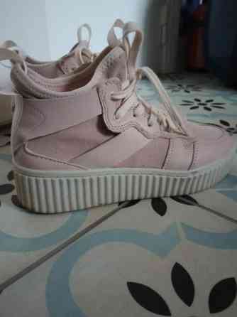 Puuteriroosa Varsitennarit (nahkaa ja mokkaa) Turku