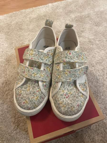 Kankaiset tennarit tarroilla. Kesä saapuu Nurmijaervi – foto 2