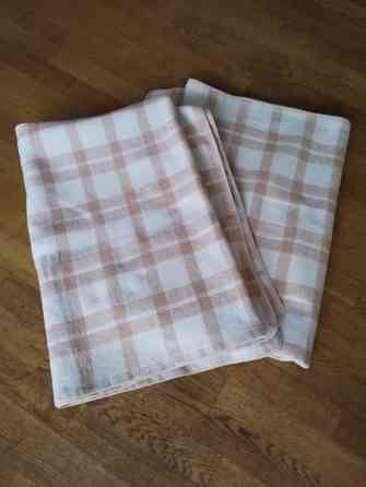 Kaksi vaaleaa puuvillahuopaa Helsinki