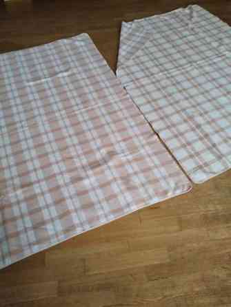 Kaksi vaaleaa puuvillahuopaa Helsinki