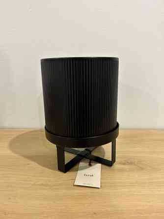 Ferm Living musta Pot-ruukku, pieni Vihti