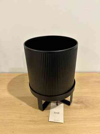 Ferm Living musta Pot-ruukku, pieni Vihti