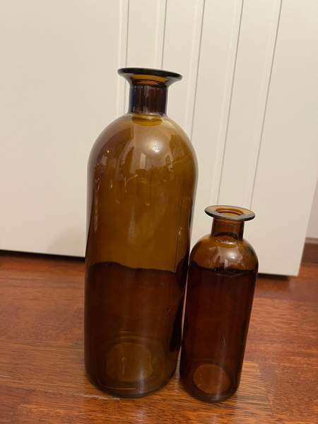 Kaksi ruskeaa lasipulloa Vantaa - valokuva 1