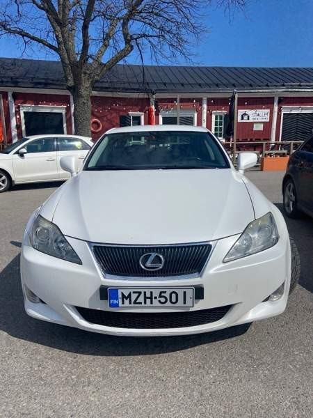 Lexus IS Sarov - valokuva 1