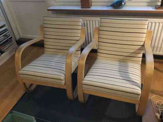 Kaksi Alvar Aallon nojatuolia Helsinki