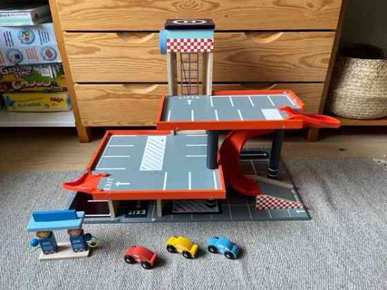 Puinen parkkihalli Helsinki