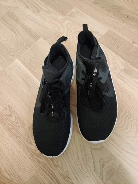 Naisten treenikengät Nike Kangasala - valokuva 2