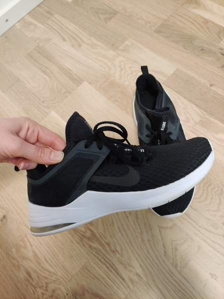 Naisten treenikengät Nike Kangasala - valokuva 1