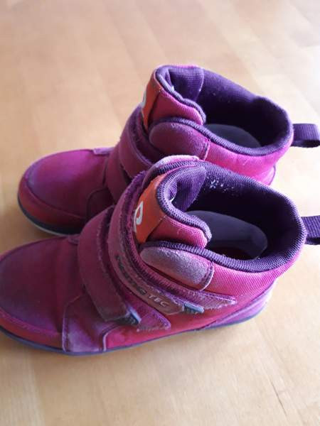 Varsilenkkarit. Koko 31. Punaiset. Vantaa - valokuva 2