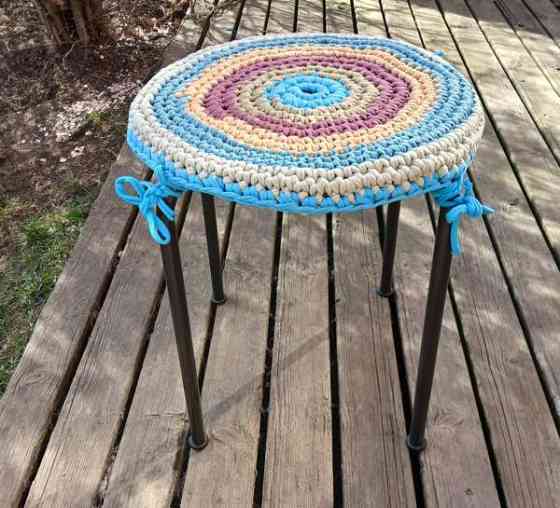 Metallinen musta jakkara, käsinvirkattu irrotettava päällinen Vantaa