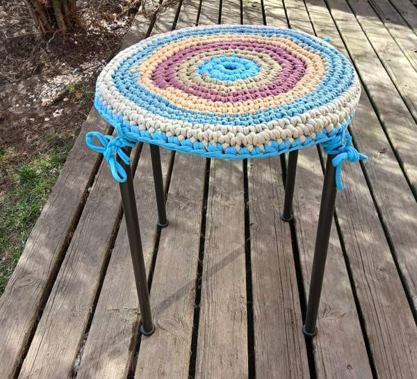 Metallinen musta jakkara, käsinvirkattu irrotettava päällinen Вантаа - изображение 1