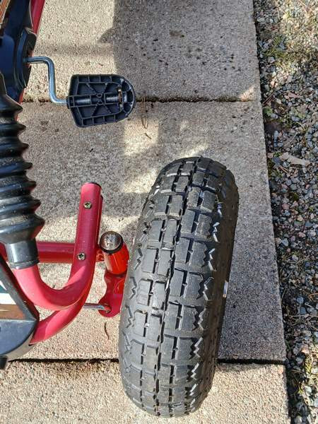 Varattu: Punainen polkuauto säädettävällä istuimella Imatra – foto 5