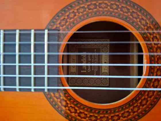 Landola akustinen kitara+kova kotelo Helsinki