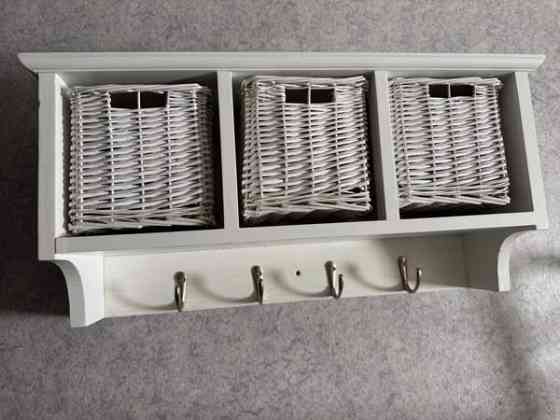 Seinähylly koreilla ja naulakolla Каяни