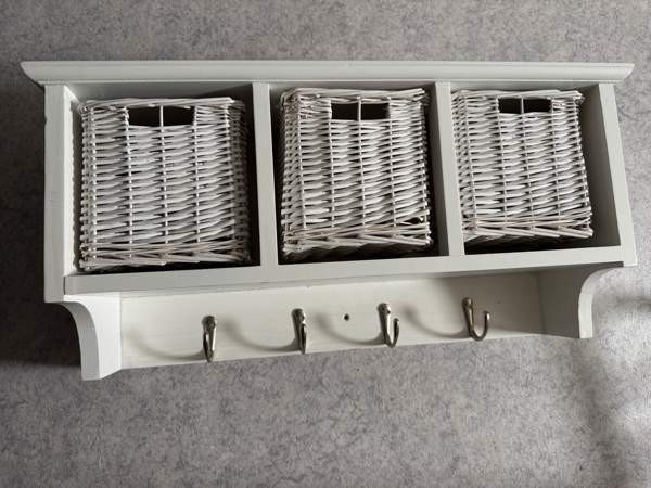 Seinähylly koreilla ja naulakolla Kajaani - valokuva 1