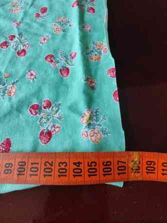 Trikookangaspala mansikka kuviolla 107 x 168 cm, Hki-Klaukkala 5 euroa Helsinki