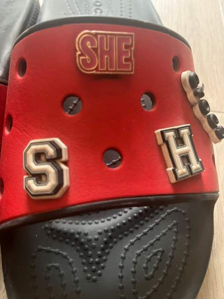 Pirteän väriset Crocs sandaalit ! Helsinki - valokuva 2