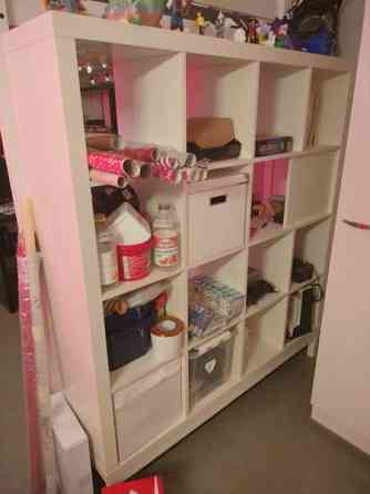 Valkoinen Ikea Expedit 4x4 hylly Kallax alustalla Tampere