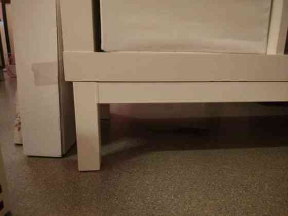 Valkoinen Ikea Expedit 4x4 hylly Kallax alustalla Tampere