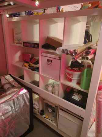 Valkoinen Ikea Expedit 4x4 hylly Kallax alustalla Tampere