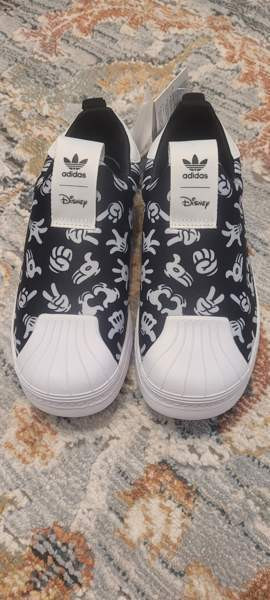 Uudet adidas lenkkarit Helsinki - valokuva 1