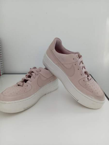 Nike air force vaaleanpunainen Рованиеми - изображение 1