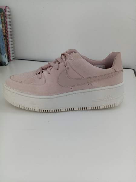 Nike air force vaaleanpunainen Рованиеми - изображение 2