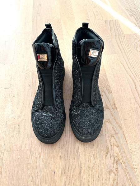 LAURA BIAGIOTTI mustat kimalle lenkkarit koko 38 Вантаа - изображение 1