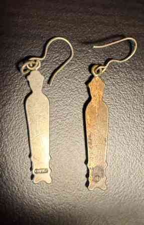 Kalevala Korun Nukkekäädyt: 1 hopeinen, 1 pronssinen korvakoru. Oulu