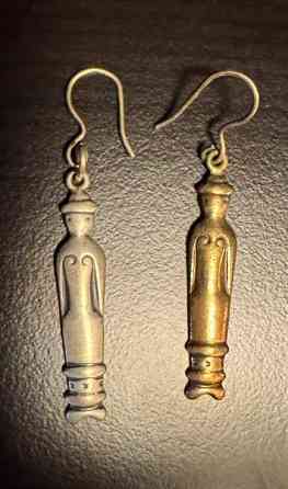 Kalevala Korun Nukkekäädyt: 1 hopeinen, 1 pronssinen korvakoru. Oulu