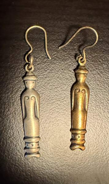 Kalevala Korun Nukkekäädyt: 1 hopeinen, 1 pronssinen korvakoru. Oulu - photo 1