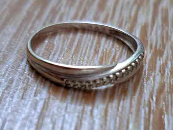 Valkokultainen sormus pienillä timanteilla Оулу