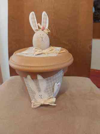 Pääsiäisaiheinen saviruukku Helsinki