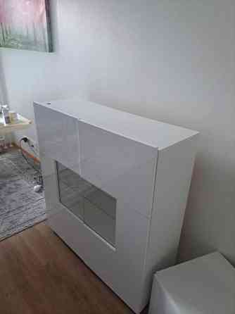 Myydään kaksi valkoista vitriinikaappia yhteensä Helsinki