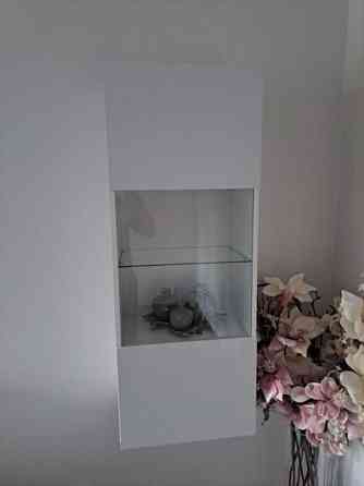 Myydään kaksi valkoista vitriinikaappia yhteensä Helsinki