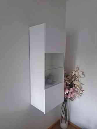 Myydään kaksi valkoista vitriinikaappia yhteensä Helsinki