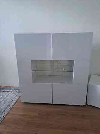 Myydään kaksi valkoista vitriinikaappia yhteensä Helsinki