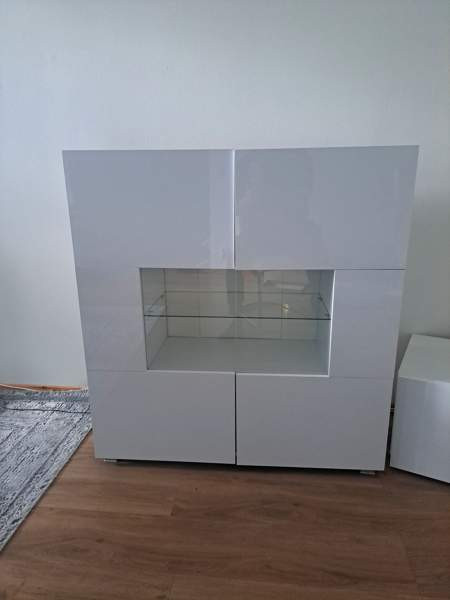 Myydään kaksi valkoista vitriinikaappia yhteensä Helsinki - изображение 1