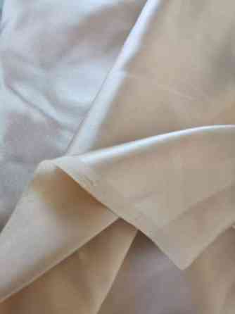 Kullanvärinen silkkikangas Эспоо