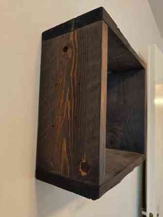 Kaksi rustiikkiseinähyllyä Raisio