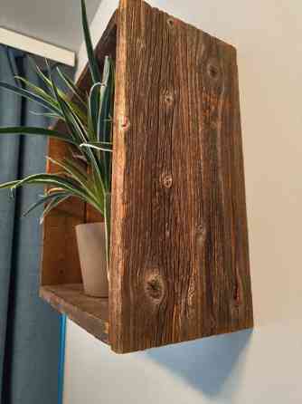 Kaksi rustiikkiseinähyllyä Raisio