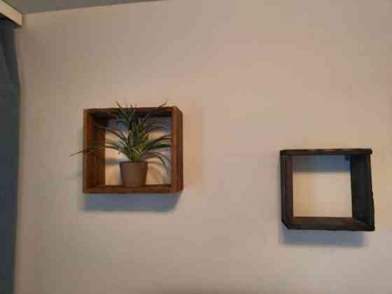 Kaksi rustiikkiseinähyllyä Raisio