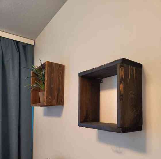 Kaksi rustiikkiseinähyllyä Raisio