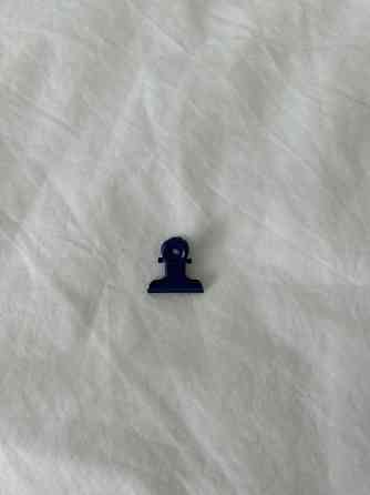 Pieni sininen metallinen klipsi / paperiklipsi Espoo