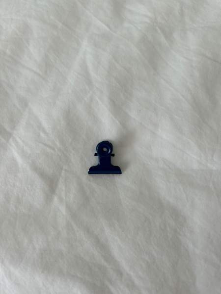 Pieni sininen metallinen klipsi / paperiklipsi Эспоо - изображение 1