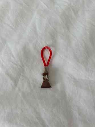 Pieni metallinen klipsi / paperiklipsi punaisella ripustuslenkillä Espoo