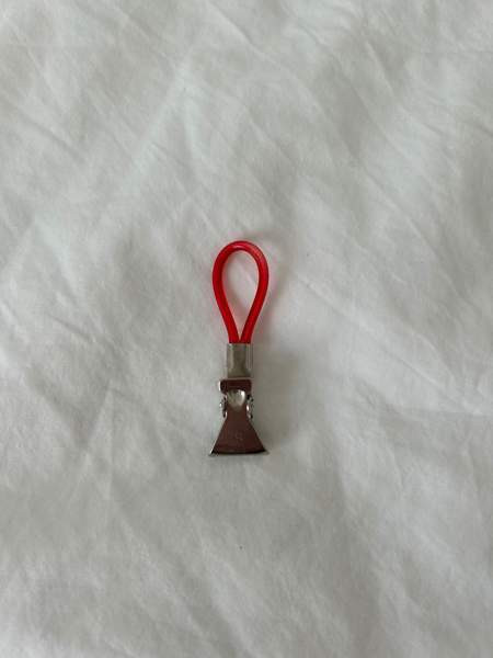 Pieni metallinen klipsi / paperiklipsi punaisella ripustuslenkillä Espoo - photo 1