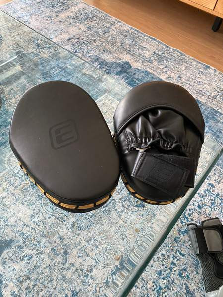 Nyrkkeilyhanskat 12oz ja pistarit Espoo - valokuva 3