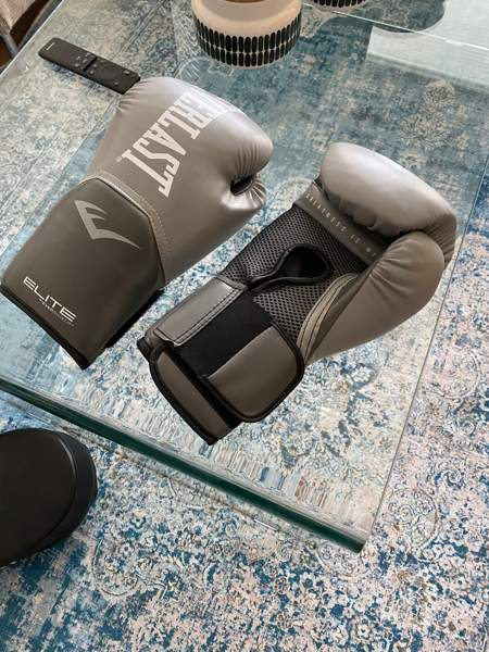 Nyrkkeilyhanskat 12oz ja pistarit Espoo - valokuva 1