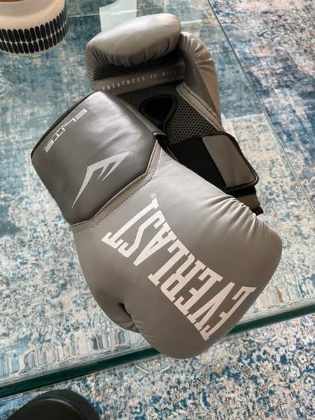 Nyrkkeilyhanskat 12oz ja pistarit Espoo - valokuva 2